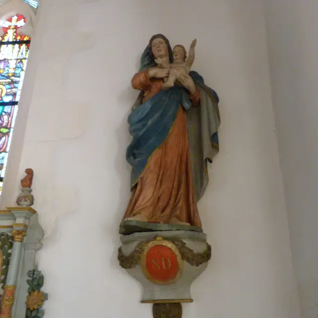 Polychroom houten beeld van Notre Dame Izel Vor met een baby in haar armen