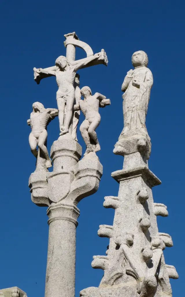 Personnages sculptés du calvaire de l'église Notre Dame Izel Vor