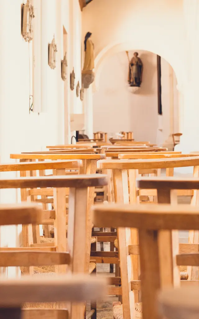 Interieur van de kerk in La Forêt-Fouesnant met een baai vol stoelen