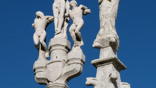 Personnages sculptés du calvaire de l'église Notre Dame Izel Vor