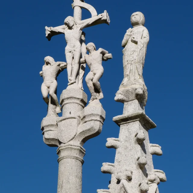 Gesneden figuren van de Calvarieberg in de kerk Notre Dame Izel Vor