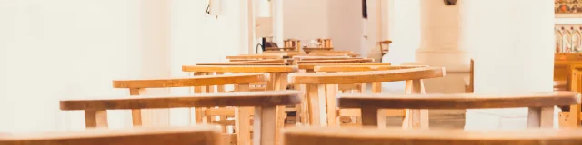 Intérieur de l'église de La Forêt-Fouesnant avec une travée remplie de chaises