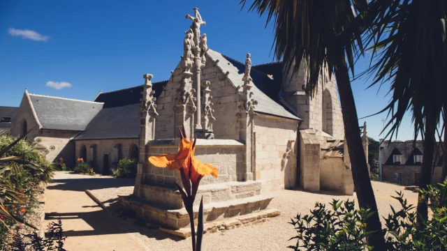 L'église Notre Dame Izel Vor de côté avec le calvaire devant