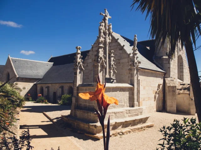 L'église Notre Dame Izel Vor de côté avec le calvaire devant