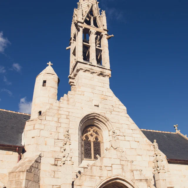 Façade de l'église Notre Dame de La Forêt-Fouesnant avec son clocher et sa tourelle