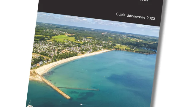 Page de couverture du guide découverte 2025 de l'office de tourisme de La Forêt-Fouesnant