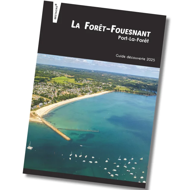 Page de couverture du guide découverte 2025 de l'office de tourisme de La Forêt-Fouesnant