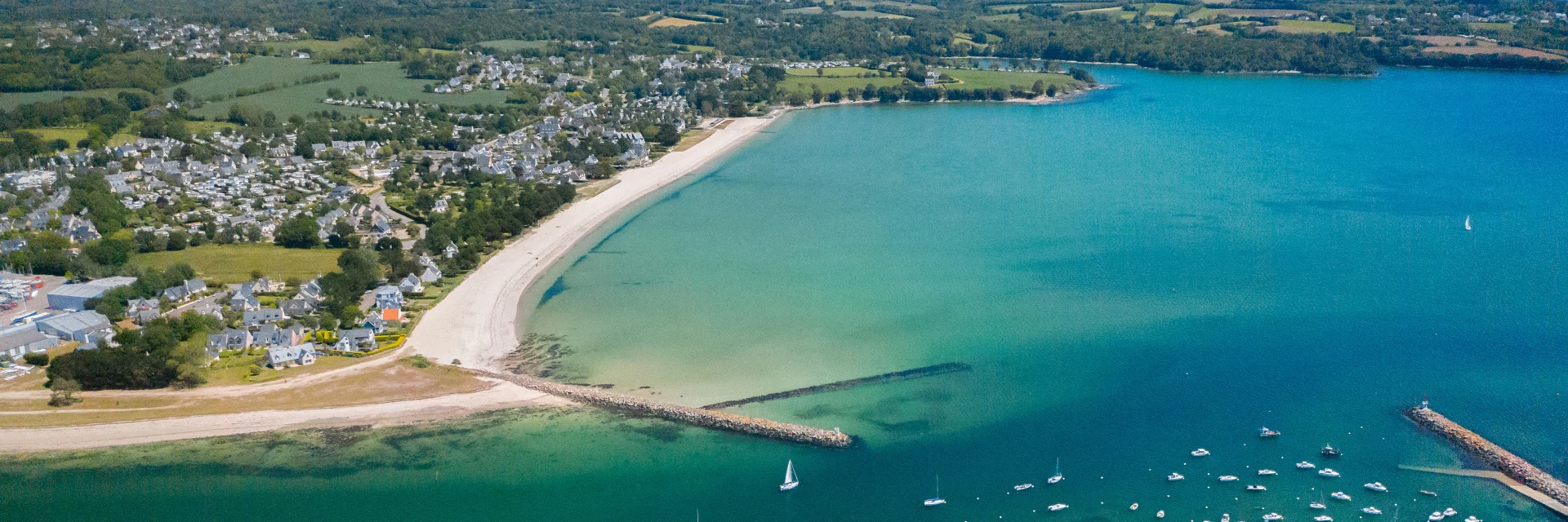 Vue aérienne de la plage de Kerleven avec ses eaux turquoises.