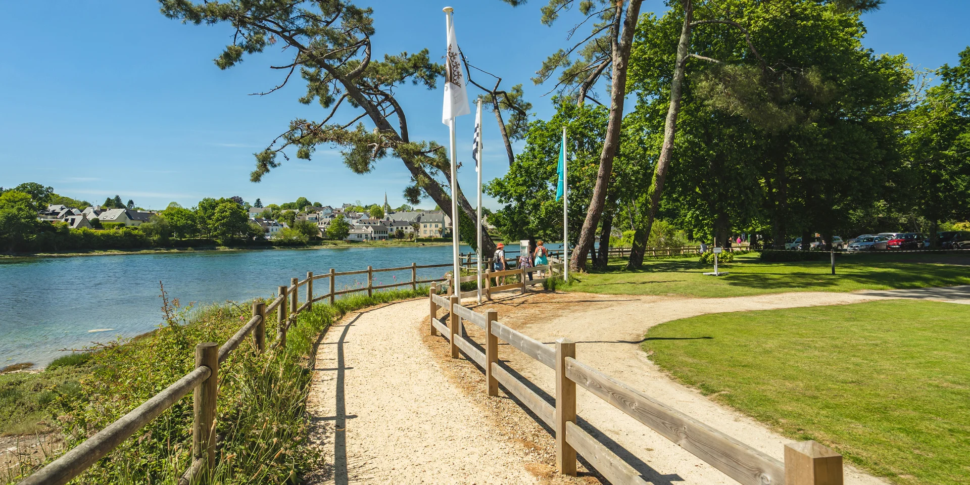 Vue du sentier côtier le long de l'anse de La Forêt et le bourg de La Forêt-Fouesnant
