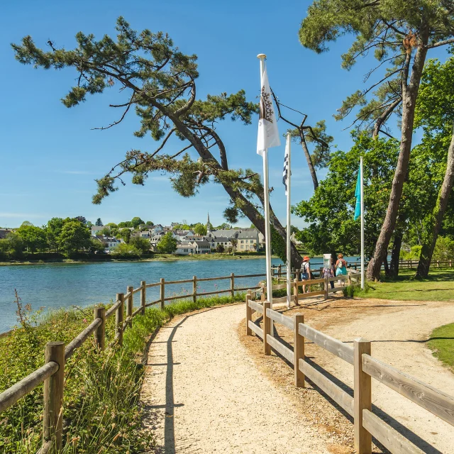 Vue du sentier côtier le long de l'anse de La Forêt et le bourg de La Forêt-Fouesnant