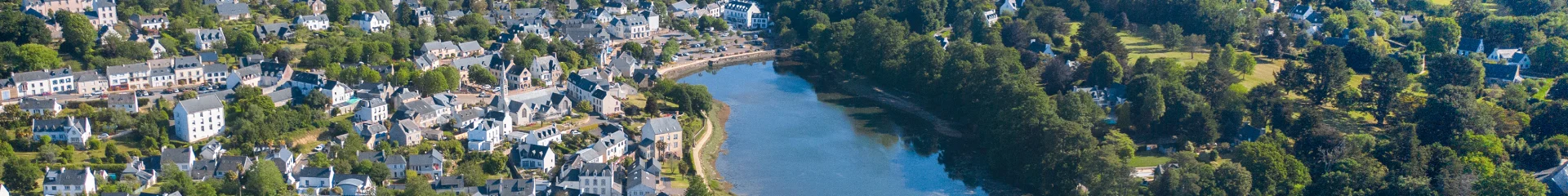 Luftaufnahme der Bucht von La Forêt und der Ortschaft La Forêt-Fouesnant
