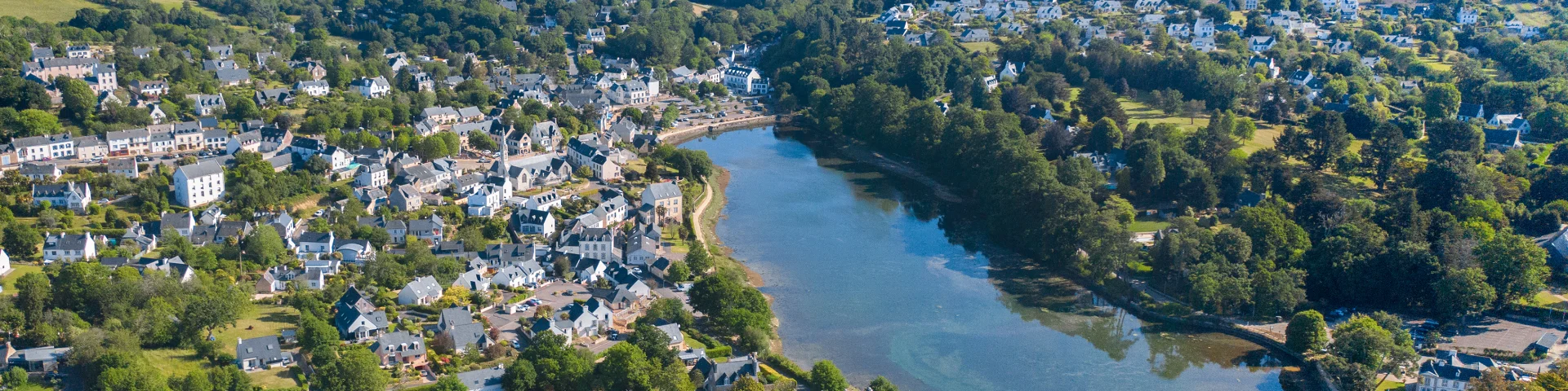 Vue aérienne de l'anse de La Forêt et du bourg de La Forêt-Fouesnant