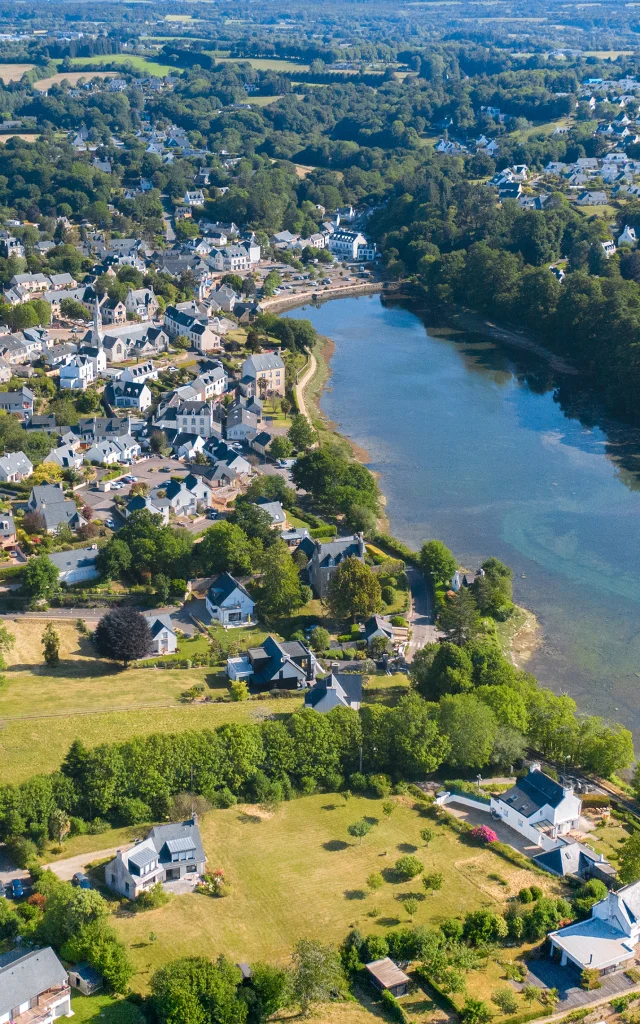 Luchtfoto van de baai van La Forêt en de stad La Forêt-Fouesnant