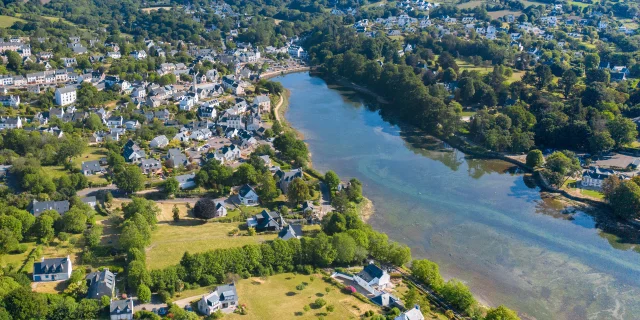 Luchtfoto van de baai van La Forêt en de stad La Forêt-Fouesnant