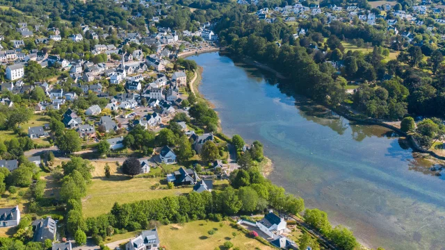 Luftaufnahme der Bucht von La Forêt und der Ortschaft La Forêt-Fouesnant