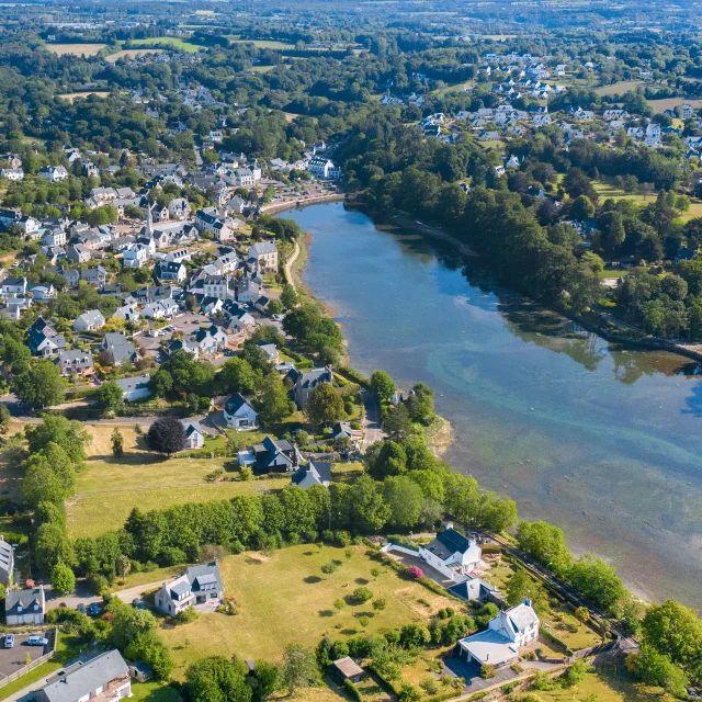 Luftaufnahme der Bucht von La Forêt und der Ortschaft La Forêt-Fouesnant