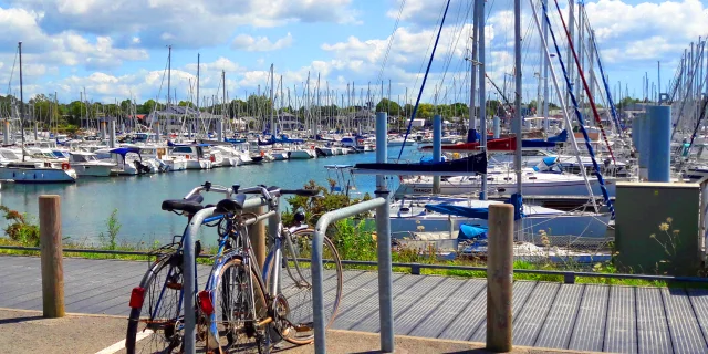 velo-port-la-foret-riviera-bretonne.jpg