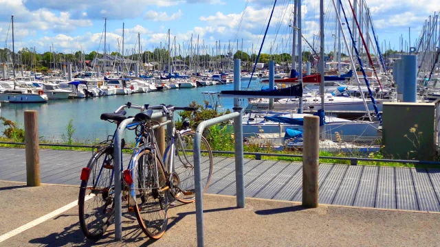 velo-port-la-foret-riviera-bretonne.jpg