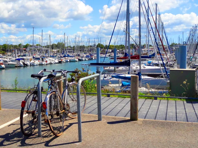 velo-port-la-foret-riviera-bretonne.jpg