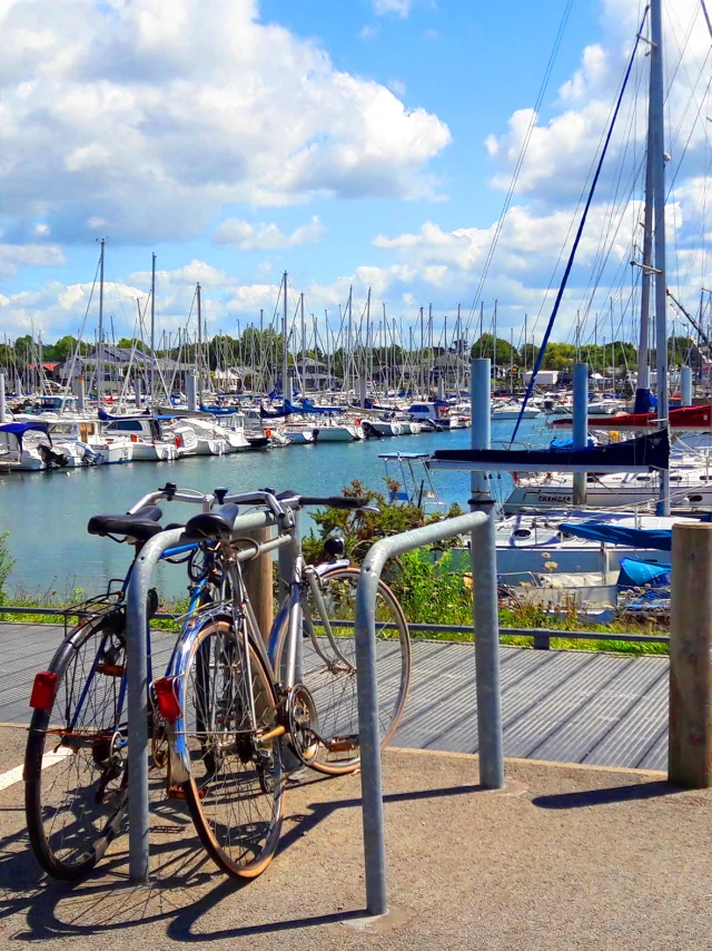 velo-port-la-foret-riviera-bretonne.jpg