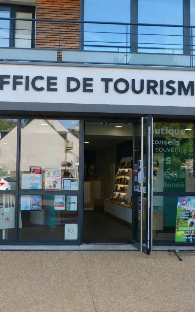 Vue de la façade de l'office de tourisme avec les baies vitrées, la porte est ouverte