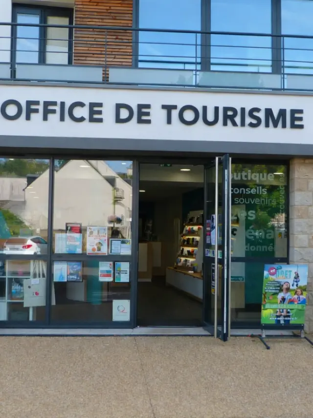 Vue de la façade de l'office de tourisme avec les baies vitrées, la porte est ouverte