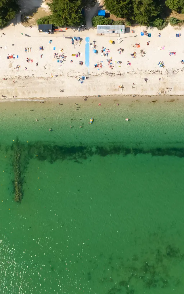 Sommerluftaufnahme des Kerleven-Strandes mit Menschen am Strand und türkisfarbenem Wasser