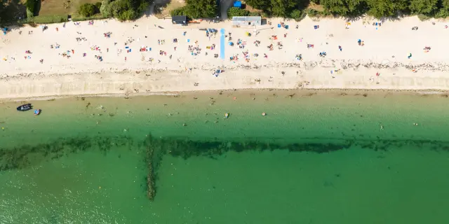 Vue aérienne en été de la plage de Kerleven avec des personnes sur la plage et l'eau turquoise