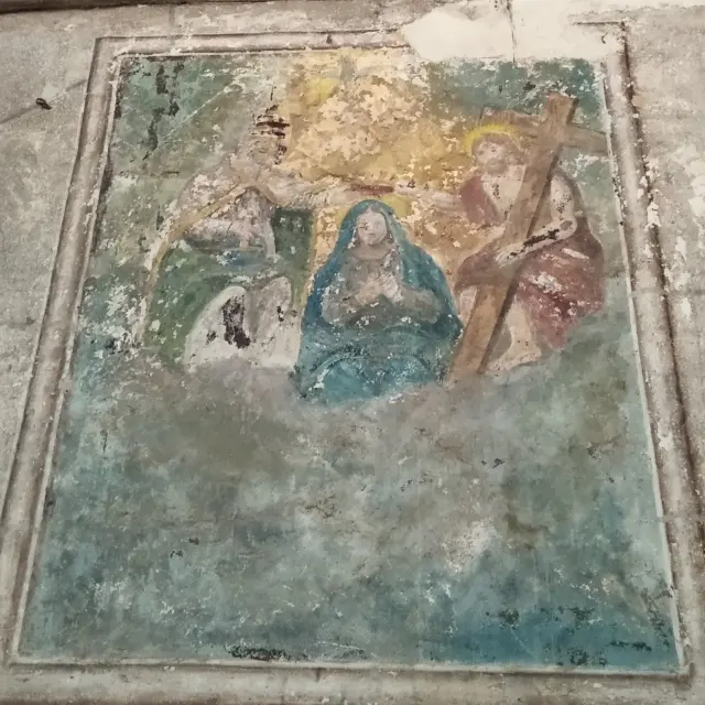 Muurfresco met een antieke scène van figuren in gedrapeerde gewaden en een dier, gedeeltelijk verweerd