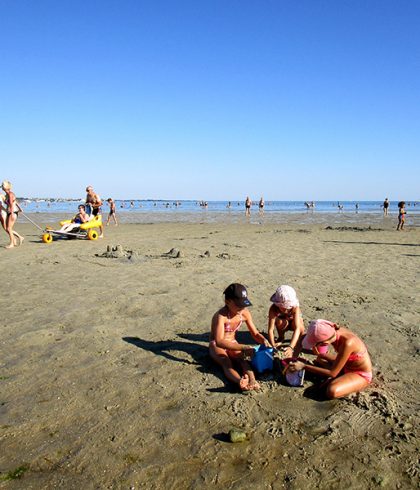 LA FORET-FOUESNANT PLAGE DE KERLEVEN ENFANTS SUR LA PLAGE OFFICE DE TOURISME LA FORET-FOUESNANT