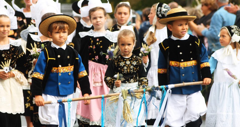 Kinder in bretonischen Kostümen