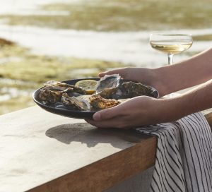 Plateau de fruits de mer devant la grève