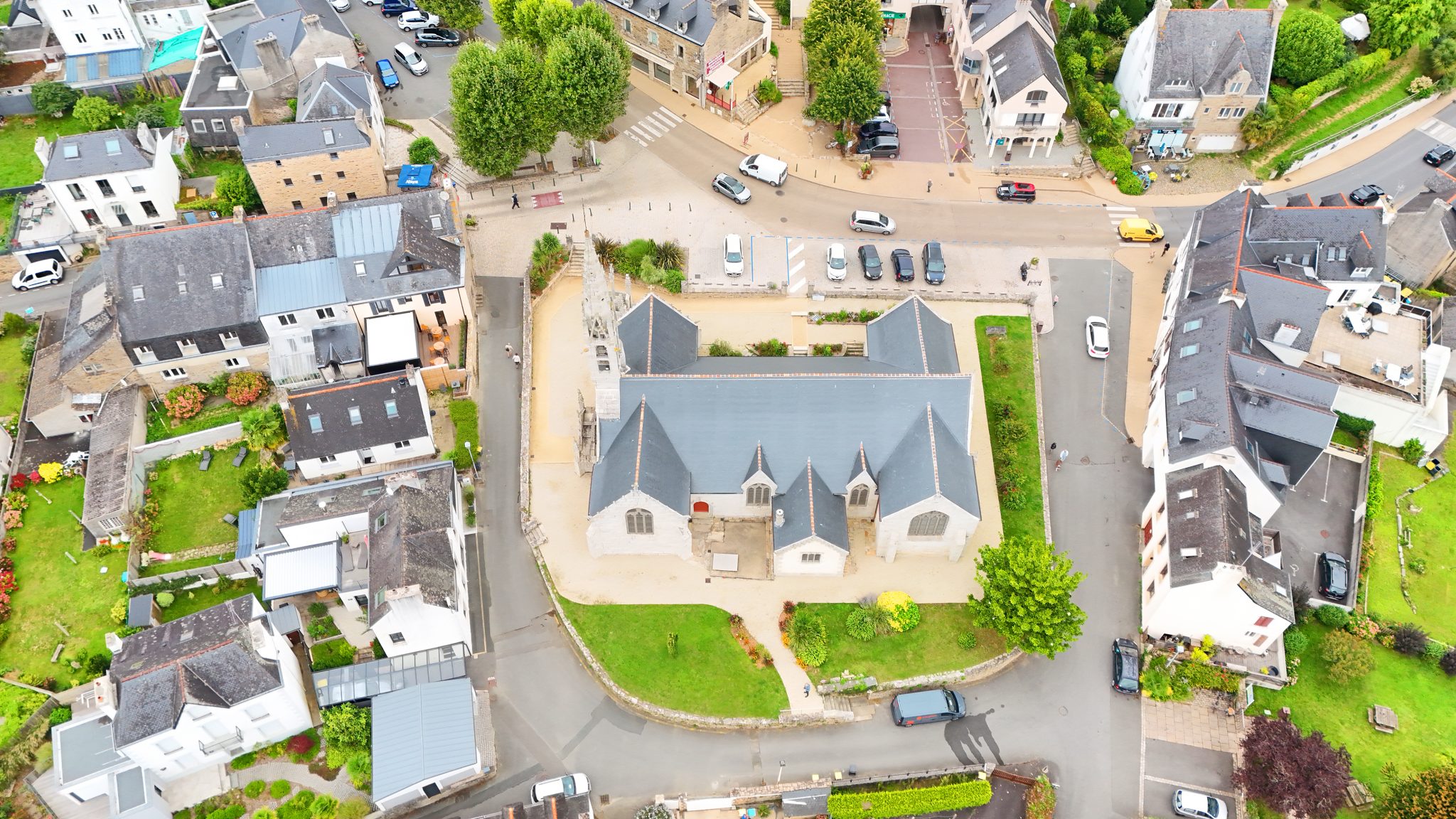 L'église Notre Dame Izel Vor en vue aérienne