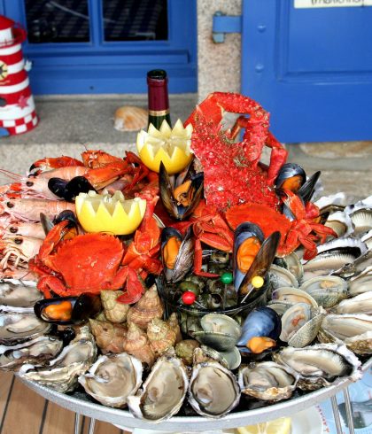 Grand plateau de fruits de mer sur une table