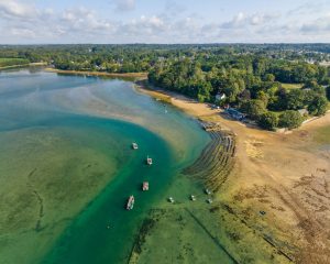 Vue du ciel de l'anse de Penfoulic avec les parcs à coquillages et les Viviers de Penfoulic