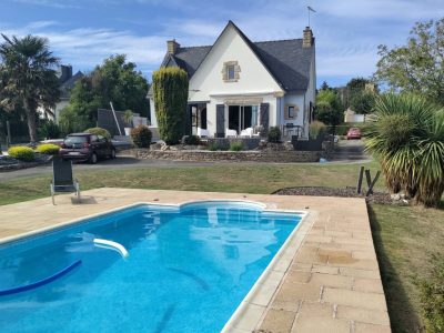 Freistehendes Haus mit Swimmingpool