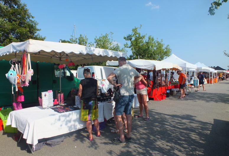 Avondmarkt van Port-La-Forêt