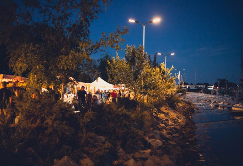 Avondmarkt van Port-La-Forêt