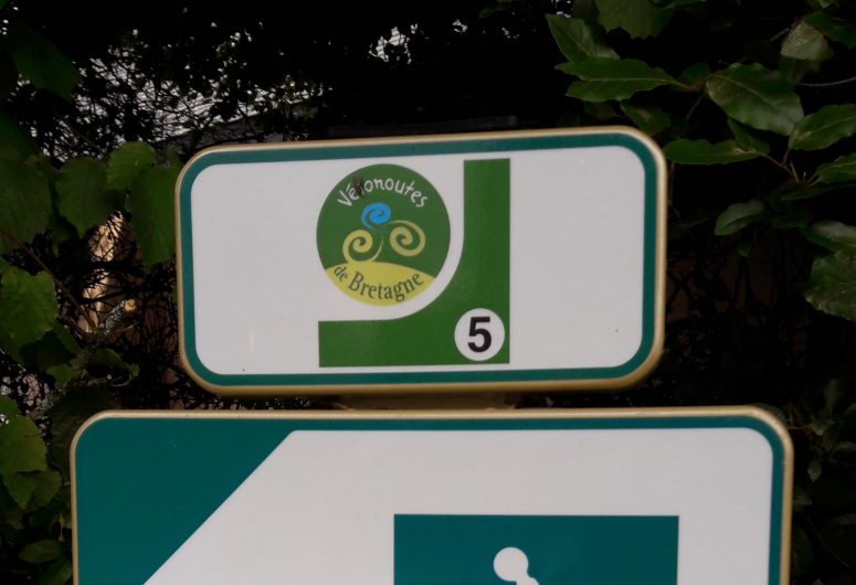 V5 cycle route signposting